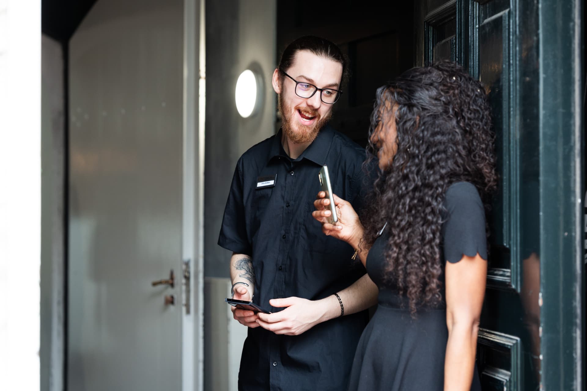 Twee collega's van het CBG in gesprek bij de ingang