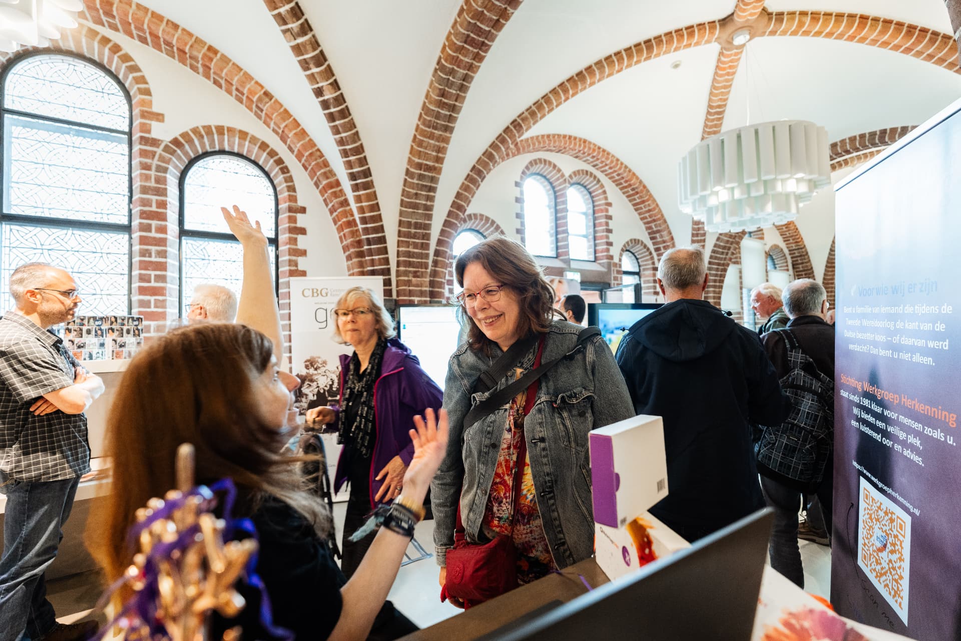 Bezoekers en medewerkers in gesprek tijdens het CBG Famillement